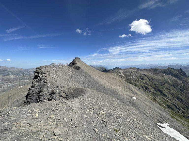 Aiguille rocheuse sur l'arête de schiste, la pente qui file vers la vallée