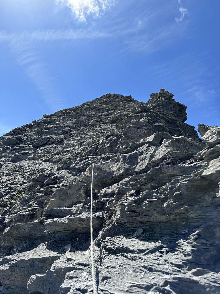Câble fixé le long d'un ressaut rocheux sur l'arête du Buet