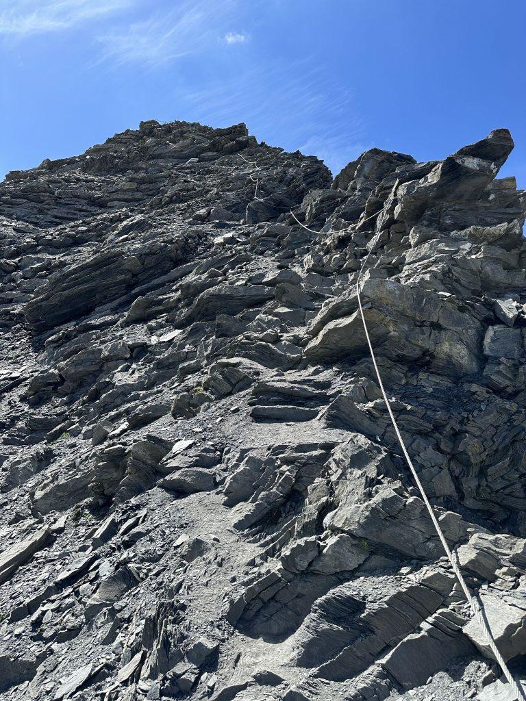 Câble tendu sur un ressaut de schiste