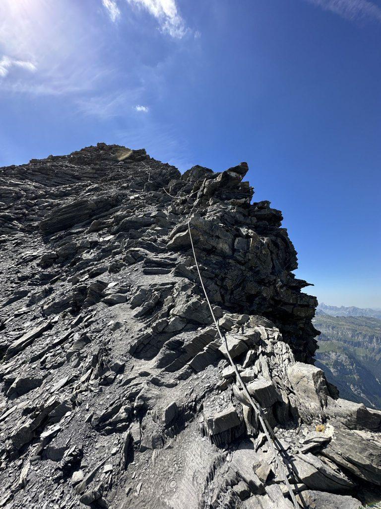 Câble le long d'une barre rocheuse, la vallée en contrebas à droite
