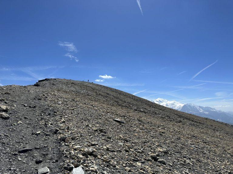 Pente de schiste vers le sommet du Buet, le Mont Blanc à droite