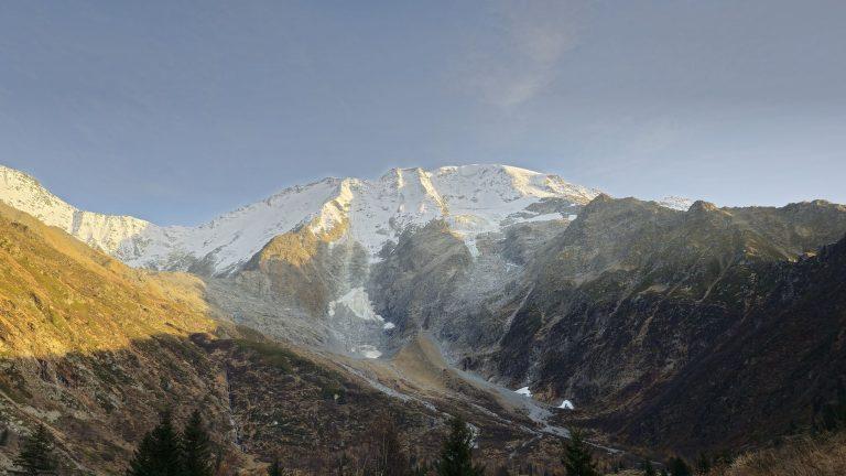 Le fond du vallon de Miage, la moraine et les sommets enneigés