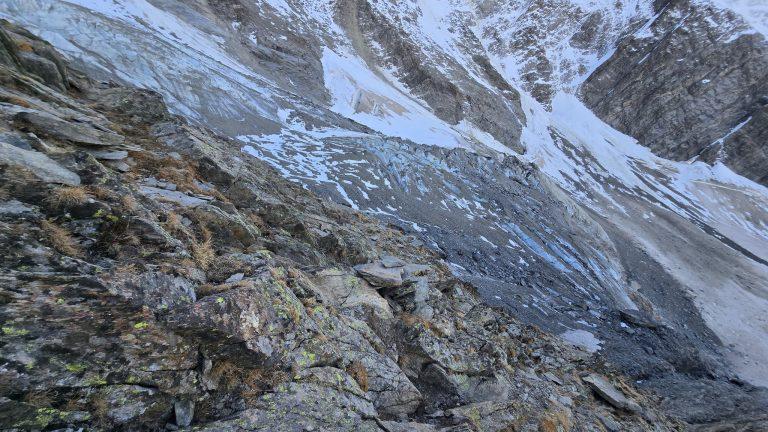 Séracs du glacier et rochers couverts de lichens