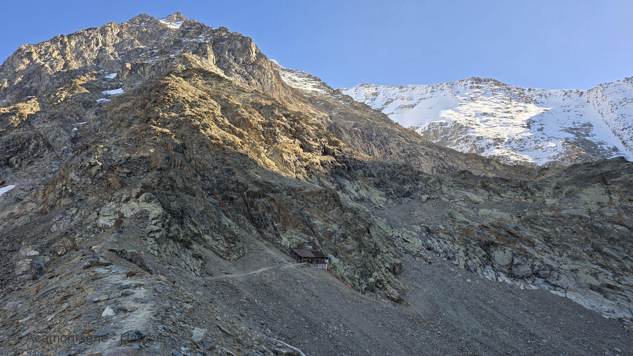 Le sentier sur la crête de moraine, sous les sommets rocheux et enneigés