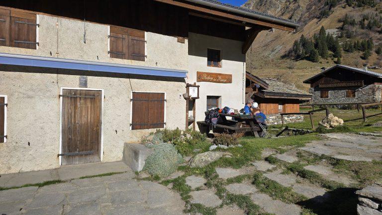 Sacs et pause sur la terrasse du refuge de Miage, aux chalets de Miage