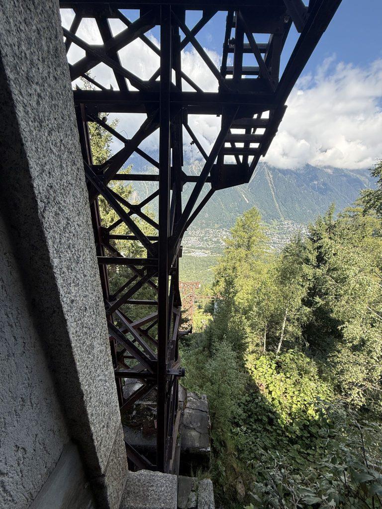 Pylône métallique de la gare intermédiaire de La Para au-dessus de la forêt, la vallée de Chamonix en contrebas