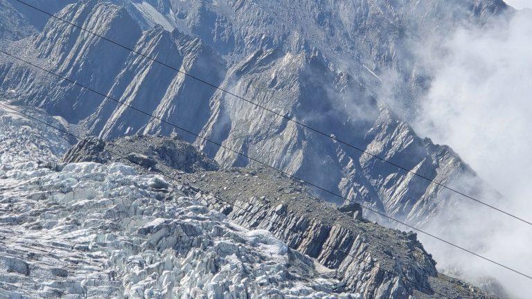 Séracs et moraine du glacier des Bossons au pied de parois rocheuses striées