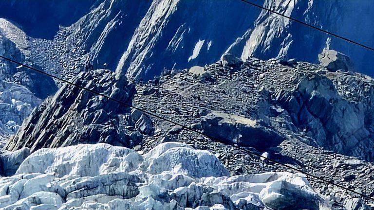 Gros plan sur les séracs bleutés du glacier des Bossons et les éboulis de la moraine