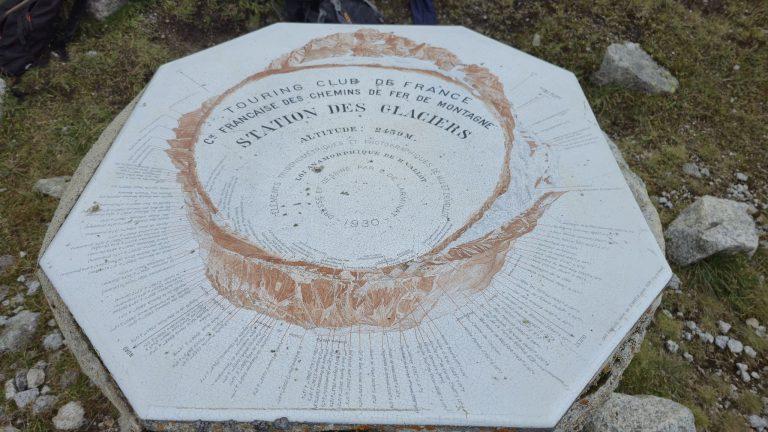 Table d'orientation du Touring Club de France à la station des Glaciers, altitude 2 459 m, datée de 1930