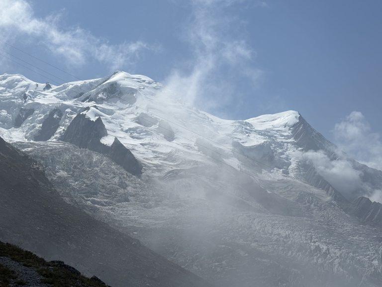 Le Dôme et l'Aiguille du Goûter au-dessus du glacier des Bossons, entre deux passages de nuages