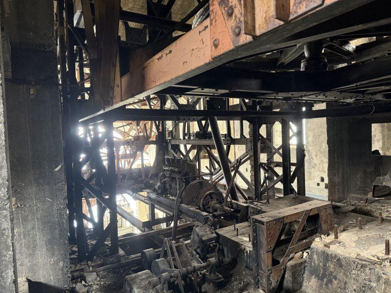 Charpente et machinerie rouillées de la station des Glaciers, à contre-jour