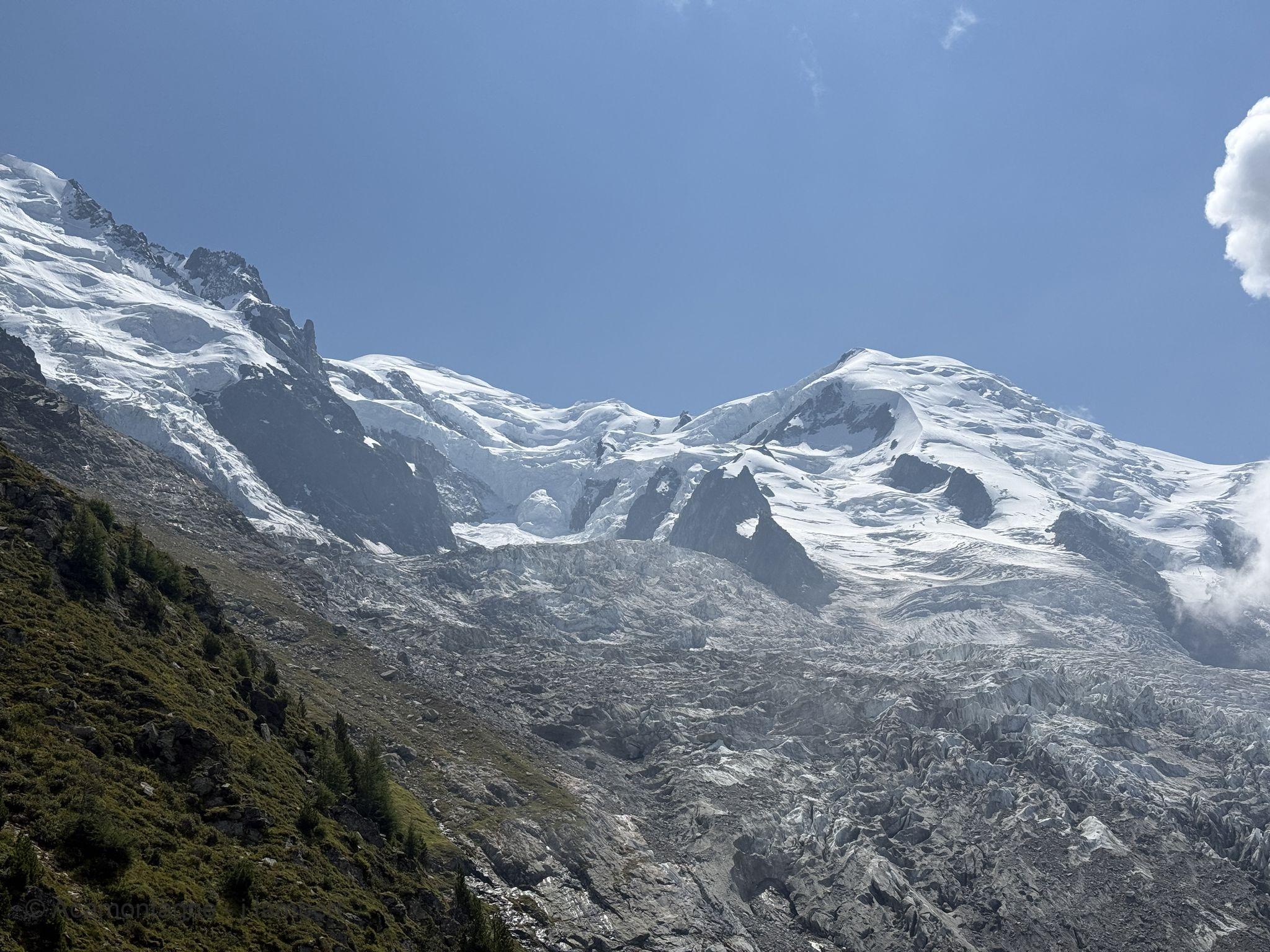Le Mont Blanc et le glacier des Bossons crevassé sous un ciel bleu