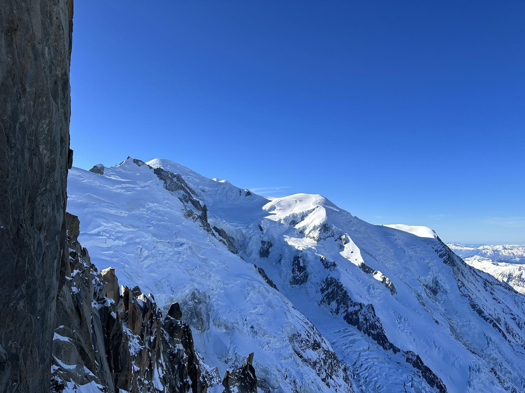 Les pentes glaciaires du Mont Blanc sous un ciel bleu, vues depuis l'Aiguille du Midi