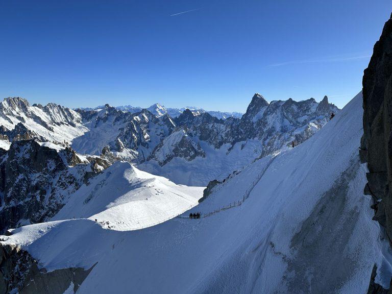 L'arête de neige qui descend de l'Aiguille du Midi, des cordées en contrebas et les sommets au loin