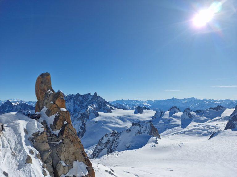 Un éperon de granit au premier plan et le vaste glacier de la Vallée Blanche en contrebas