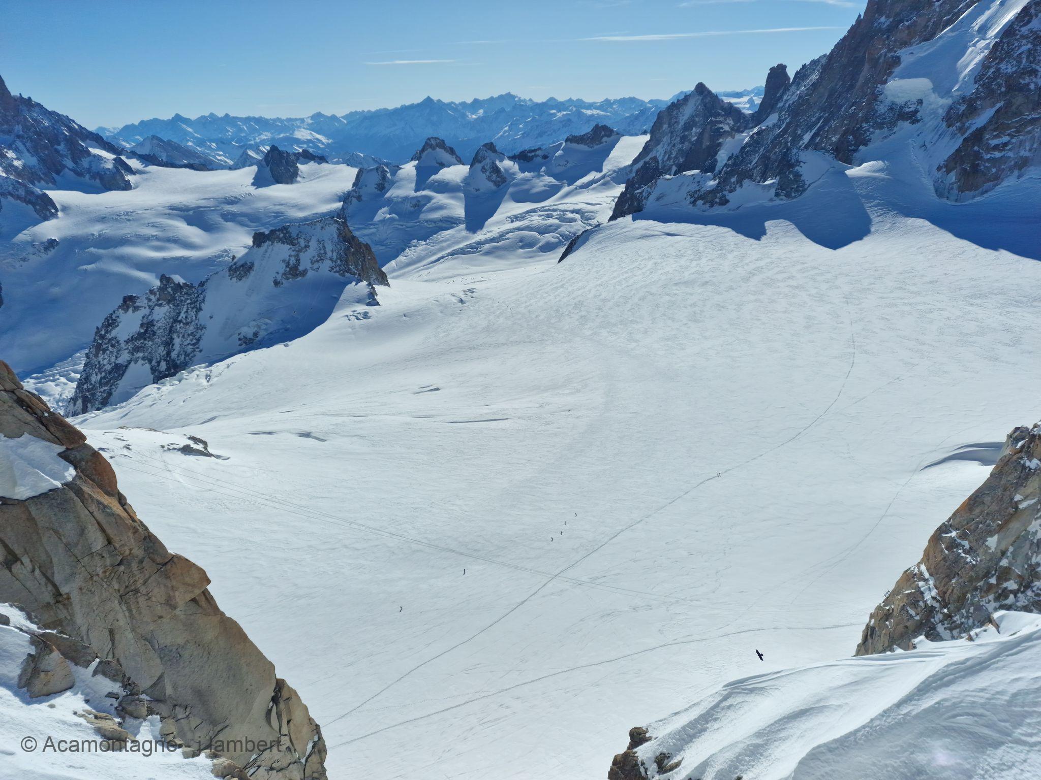 Le vaste glacier de la Vallée Blanche entre les aiguilles, des traces de skieurs en contrebas