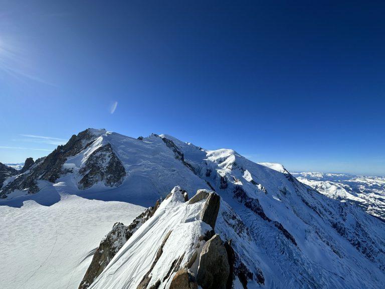Pentes glaciaires et rochers enneigés en direction du Mont Blanc