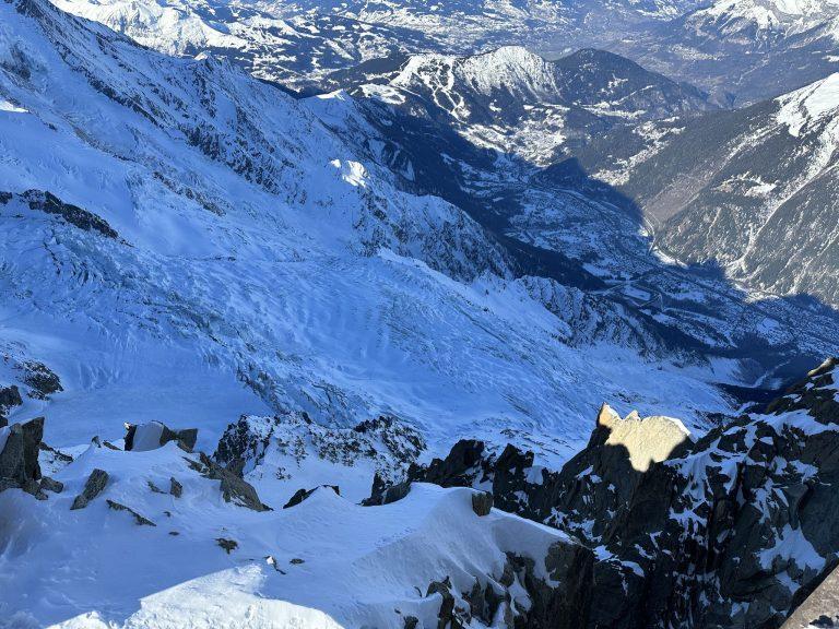 Vue plongeante depuis l'Aiguille du Midi sur les glaciers et la vallée de Chamonix