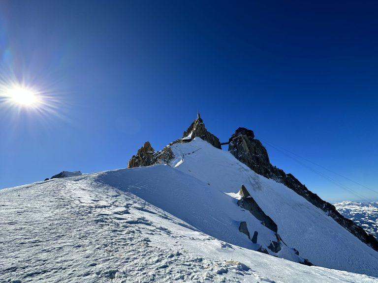 Le bas de l'arête sous l'Aiguille du Midi, à contre-jour