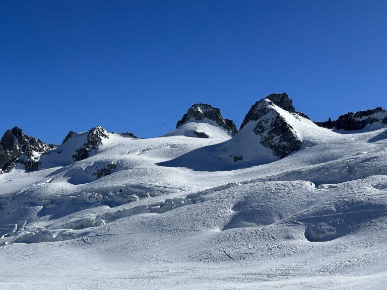 Bosses et crevasses du glacier du Géant sous des pointes rocheuses