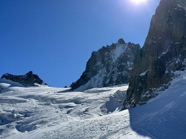 Séracs et crevasses au pied d'une grande paroi de granit