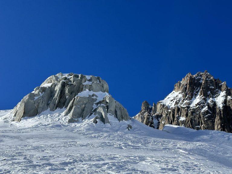 Dôme de granit et aiguilles rocheuses émergeant du glacier