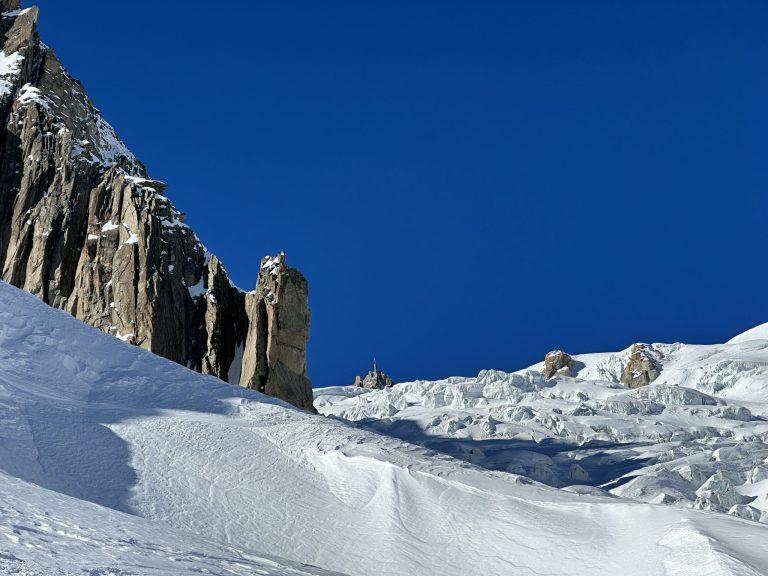Séracs du glacier du Géant au pied d'une paroi rocheuse
