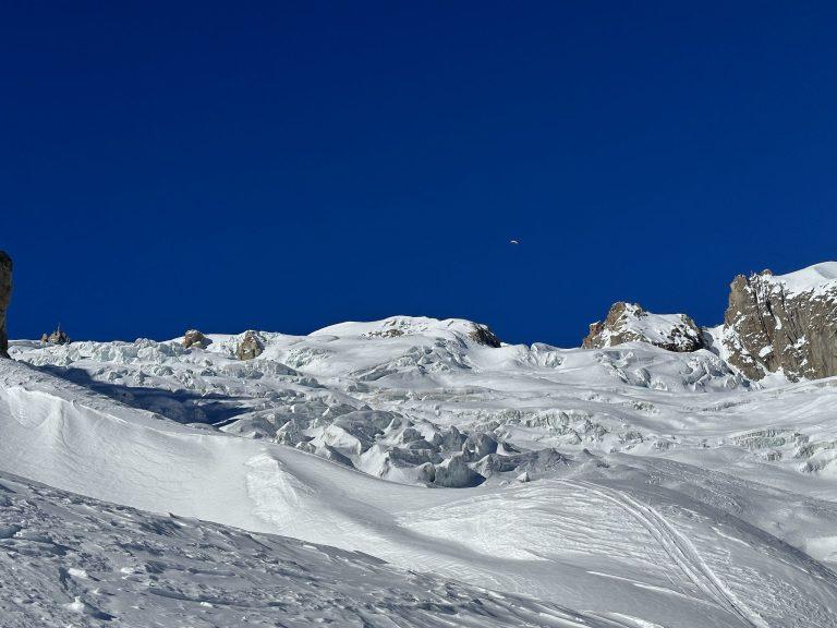 Champ de séracs et de crevasses sous un ciel bleu profond