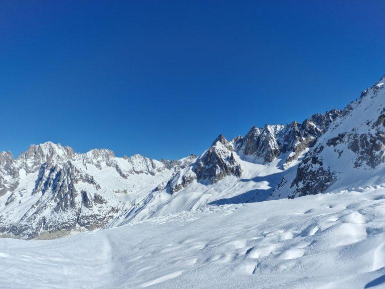 Le glacier et les aiguilles enneigées vus depuis la Vallée Blanche