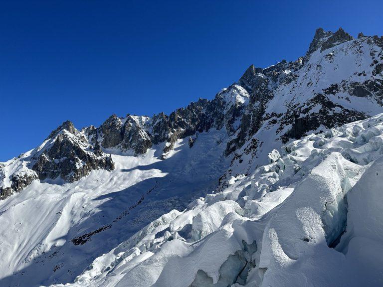 Séracs bleutés au premier plan, aiguilles de granit au-dessus