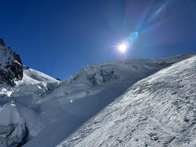 Séracs du glacier à contre-jour, le soleil au-dessus de la pente