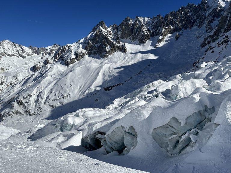 Grandes crevasses ouvertes dans le glacier, sous les aiguilles