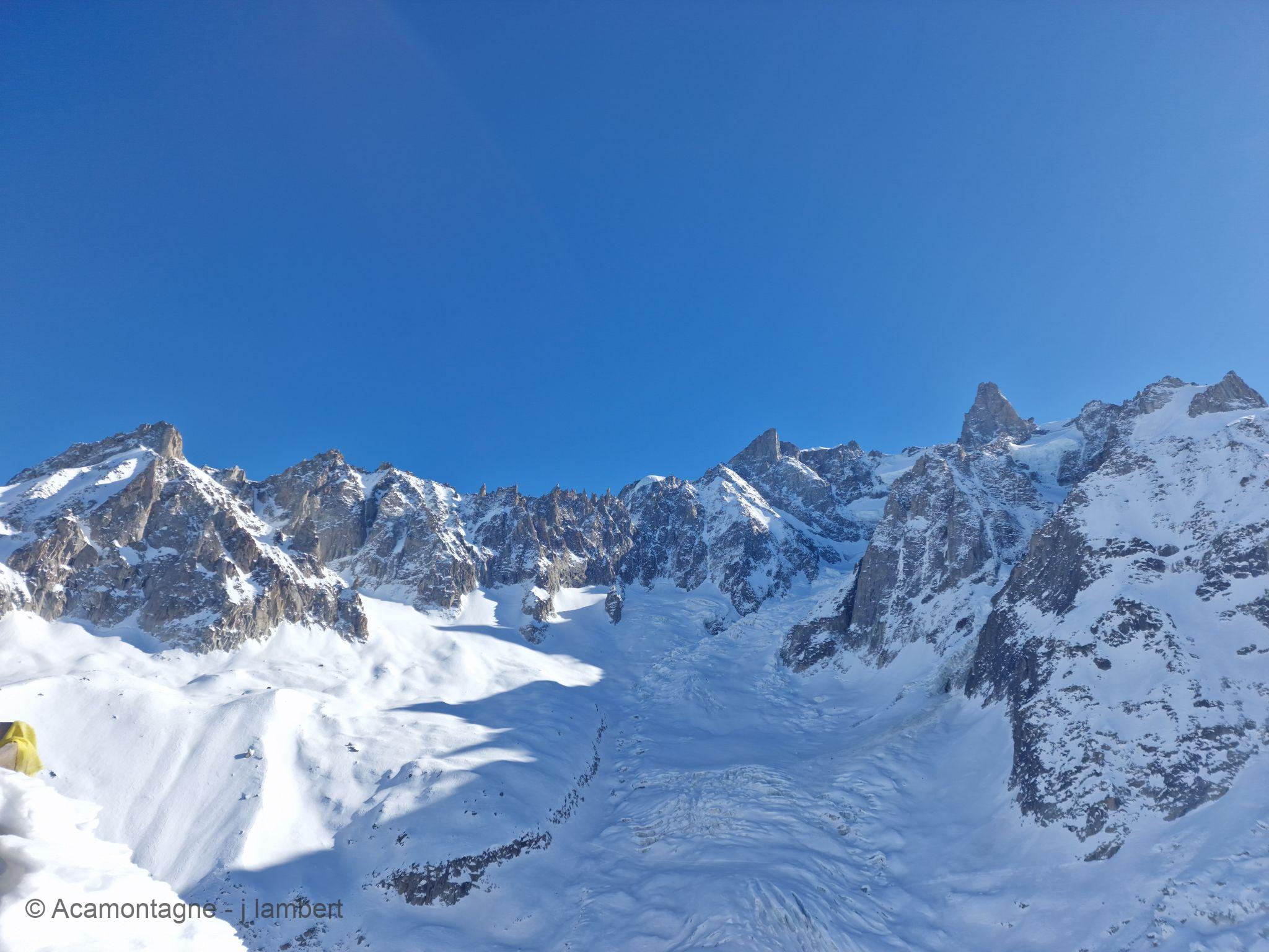 Panorama depuis le refuge du Requin sur les aiguilles et le glacier