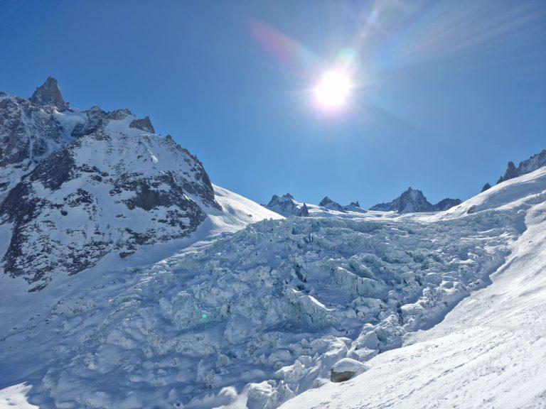 La chute de séracs du glacier du Géant sous le soleil