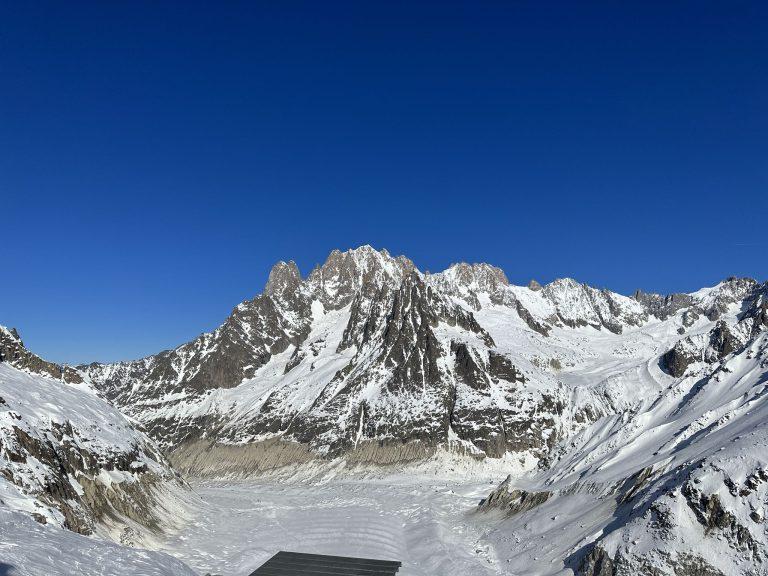 Le glacier en contrebas entre les parois, les sommets enneigés au fond