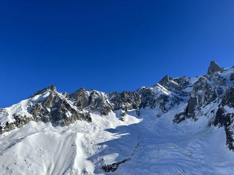 Cirque d'aiguilles de granit et pentes enneigées au-dessus du glacier
