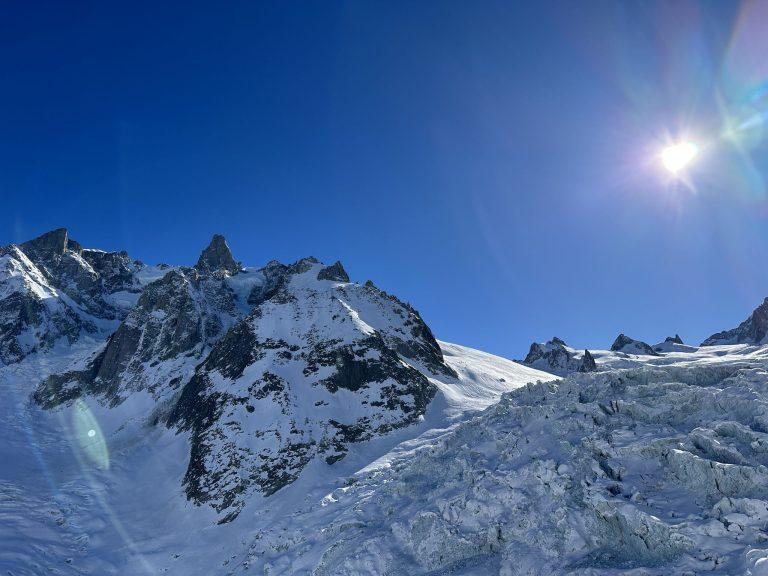 La chute de séracs du glacier, le soleil au-dessus des aiguilles