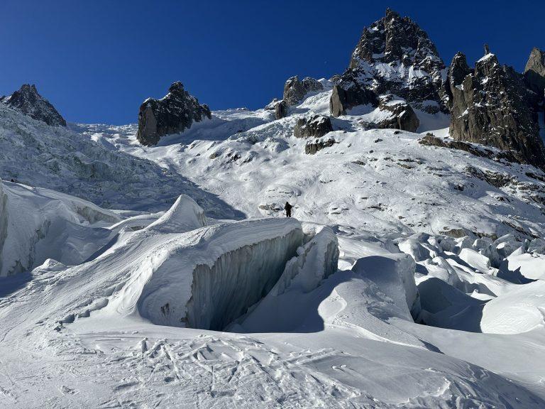 Un skieur minuscule au milieu de gros blocs de glace et de crevasses