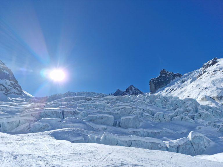 Mur de séracs du glacier à contre-jour, sous le soleil
