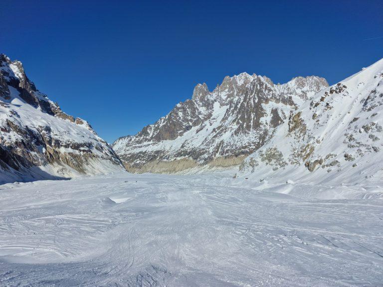 La Mer de Glace, large et plate, entre les parois rocheuses