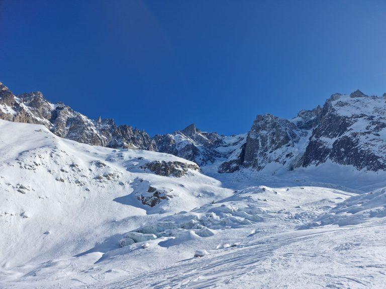 Pentes de neige et séracs sous les aiguilles